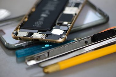 Smartphone, onarım cep telefonları ve tablet yetenekli teknisyenler tarafından. Deneyimli test ve onay cep telefonları. Önce ve sonra ve onarım araçları tamir ve mobil phones.technician mobil kırık tamir açmak için. 