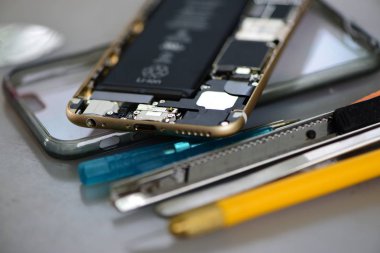 Tamir ve mobil phones.technician kırık cep telefonu kapat-upclose-up in A insan el tamir Smartphone ile Screwdriverinternal devreler ve yapı elemanlarının cep telefonu tamir açmak için donatım