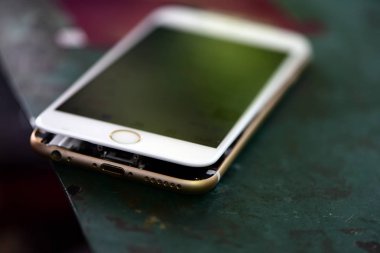 Smartphone, onarım cep telefonları ve tablet yetenekli teknisyenler tarafından. Deneyimli test ve onay cep telefonları. Önce ve sonra ve onarım araçları tamir ve mobil phones.technician mobil kırık tamir açmak için. 