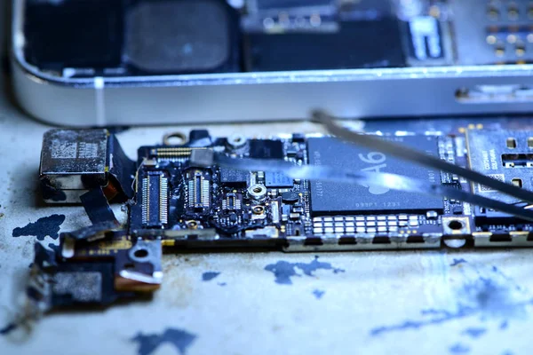 Herramientas Equipos Para Reparar Desempacar Teléfonos Móviles Technician Repairing Broken —  Fotos de Stock