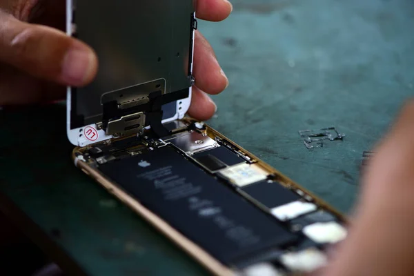 Smartphone Reparación Teléfonos Móviles Tabletas Por Técnicos Calificados Probadores Experimentados —  Fotos de Stock