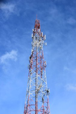 Kablosuz iletişim anteni ile parlak gökyüzü. Antenler ile mavi gökyüzü ile mavi sky.telecommunication direk Tv anten kablosuz teknoloji telekomünikasyon kule .