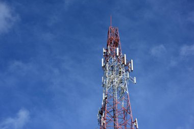 Kablosuz iletişim anteni ile parlak gökyüzü. Antenler ile mavi gökyüzü ile mavi sky.telecommunication direk Tv anten kablosuz teknoloji telekomünikasyon kule .