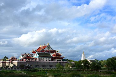 Altın renkli dekorasyon Tay desenle. Tayland açık gökyüzü ile güzel bir tapınak. Tapınak uzun yıllar önce benzersiz Tay tarzı mimarisiyle inşa yapıldı..