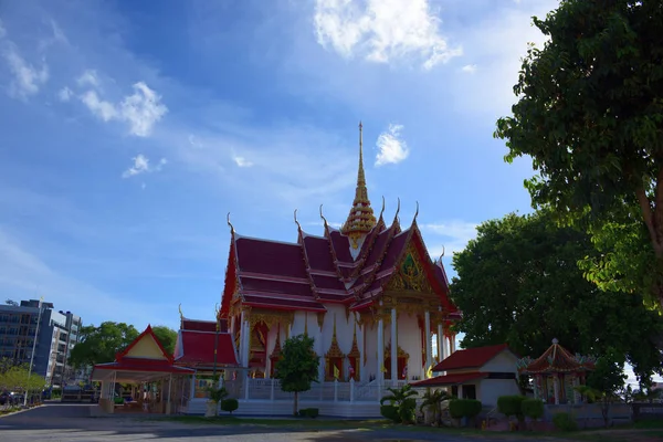 泰式花纹配金彩装饰 泰国的一座美丽的寺庙 天空晴朗 寺庙在许多年前修造了以独特的泰国样式建筑学 — 图库照片