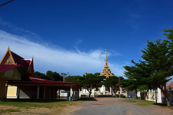 Arany Színű Díszítés Thai Mintával Egy Szép Templom Tiszta Égbolt — Stock Fotó