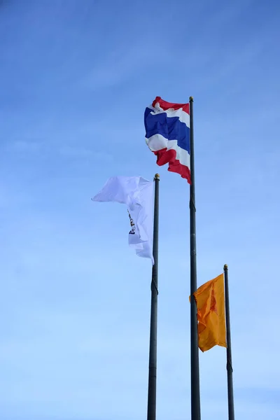 Thailand Andere Vlaggen Zwaaiende Hemel Achtergrond — Stockfoto