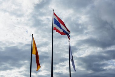 Tayland ve diğer bayraklar gökyüzü arka plan üzerinde sallayarak