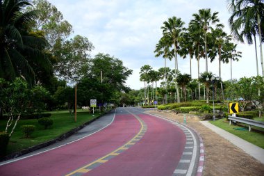 Altın renkli dekorasyon Tay desenle. Tayland açık gökyüzü ile güzel bir tapınak. Tapınak uzun yıllar önce benzersiz Tay tarzı mimarisiyle inşa yapıldı..
