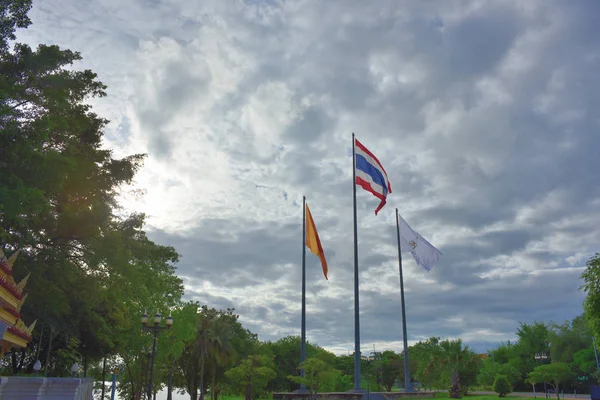 Thailand Und Andere Flaggen Wehen Himmel — Stockfoto