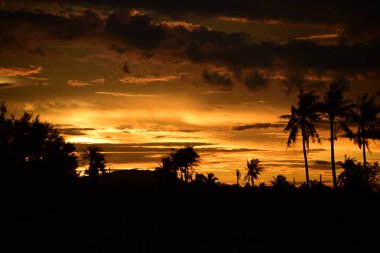 gökyüzü, alan, bulutlar, gün batımı, günbatımı manzara. Alan ve karanlık clouds.sunset yeşil alanı, göl günbatımı ile gökyüzü ve altın bulutlu gökyüzü. Ve güzel su yansıma, parlak renkli gökyüzü
