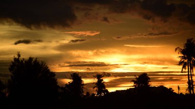 günbatımı manzara. Alan ve karanlık clouds.sunset yeşil alanı, göl günbatımı ile gökyüzü ve altın bulutlu gökyüzü. Ve güzel su yansıma, parlak renkli gökyüzü ve bulutlar olarak geri