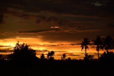 günbatımı manzara. Alan ve karanlık clouds.sunset yeşil alanı, göl günbatımı ile gökyüzü ve altın bulutlu gökyüzü. Ve güzel su yansıma, parlak renkli gökyüzü ve bulutlar olarak geri