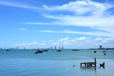 Deniz manzaralı ve balık tutma iskelede küçük tekne ve küçük balıkçı teknesi otel binası görebilirsiniz. Sattahip, Chonburiview, bangsare balıkçılık iskele küçük balıkçı tekneleri ile bağlantı noktasında Pattaya Beach ve Jomtien Beach Tayland yaşam