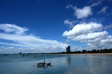 Deniz manzaralı ve balık tutma iskelede küçük tekne ve küçük balıkçı teknesi otel binası görebilirsiniz. Sattahip, Chonburiview, bangsare balıkçılık iskele küçük balıkçı tekneleri ile bağlantı noktasında Pattaya Beach ve Jomtien Beach Tayland yaşam