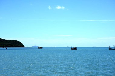 Deniz manzaralı ve balık tutma iskelede küçük tekne ve küçük balıkçı teknesi, Sattahip, Chonburiview bangsare balıkçılık iskele küçük balıkçı tekneleri ile bağlantı noktası tarihinde Tayland yaşam