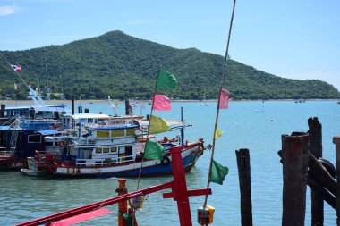 Deniz manzaralı ve balık tutma iskelede küçük tekne ve küçük balıkçı teknesi, Sattahip, Chonburiview bangsare balıkçılık iskele küçük balıkçı tekneleri ile bağlantı noktası tarihinde Tayland yaşam