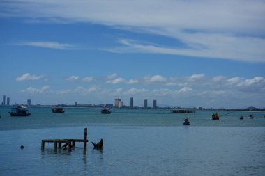 Deniz manzaralı ve balık tutma iskelede küçük tekne ve küçük balıkçı teknesi, Sattahip, Chonburiview bangsare balıkçılık iskele küçük balıkçı tekneleri ile bağlantı noktası tarihinde Tayland yaşam