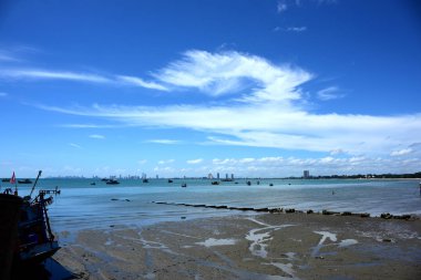 Deniz manzaralı ve balık tutma iskelede küçük tekne ve küçük balıkçı teknesi otel binası görebilirsiniz. Sattahip, Chonburiview, bangsare balıkçılık iskele bağlantı noktasında Pattaya Beach ve Jomtien Beach Tayland yaşam