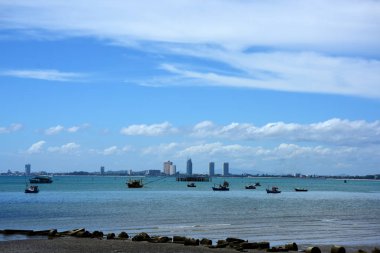 Deniz manzaralı ve balık tutma iskelede küçük tekne ve küçük balıkçı teknesi, Sattahip, Chonburiview bangsare balıkçılık iskele küçük balıkçı tekneleri ile bağlantı noktası tarihinde Tayland yaşam