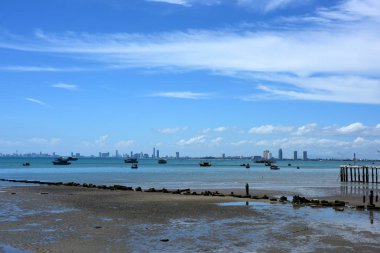 Deniz manzaralı ve balık tutma iskelede küçük tekne ve küçük balıkçı teknesi otel binası görebilirsiniz. Sattahip, Chonburiview, bangsare balıkçılık iskele bağlantı noktasında Pattaya Beach ve Jomtien Beach Tayland yaşam