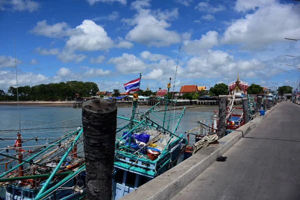 海观和小船在钓鱼码头和小船泰国生活在曼谷 Chonburiview Bangsare 港口与小船的钓鱼码头 — 图库照片