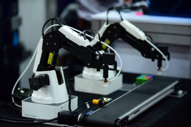 Modern endüstriyel sergide elektrikli ekipmanlar