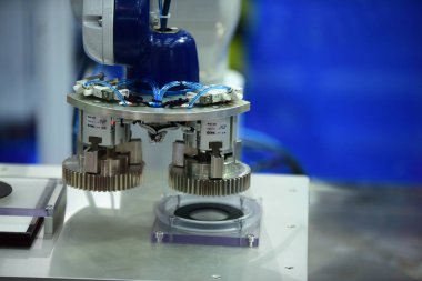 Modern endüstriyel sergide elektrikli ekipmanlar