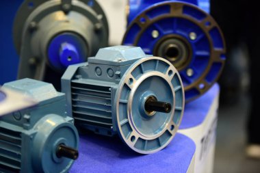 Endüstriyel sergide modern motor