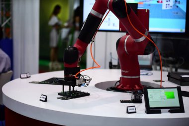 Modern endüstriyel sergide elektrikli ekipmanlar