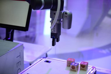 Modern endüstriyel sergide elektrikli ekipmanlar