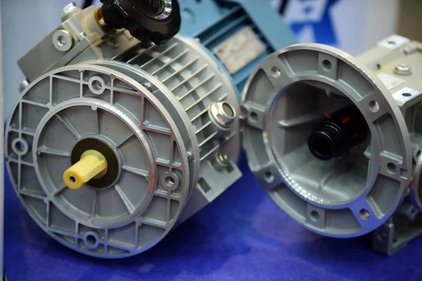 Endüstriyel sergide modern motor