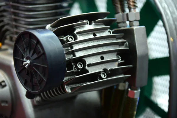 Endüstriyel sergide modern motor