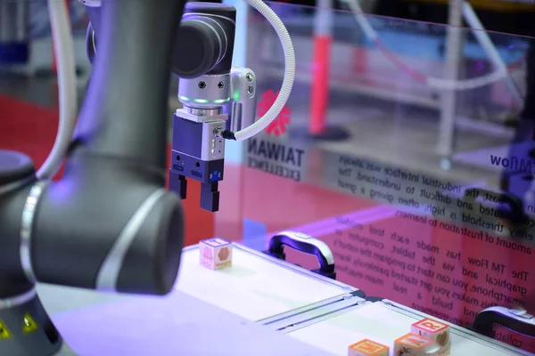 Yeni makine üreticileri ve ithalatçıları ağır sanayi için. Kabine katılın. Bangkok, Tayland, endüstriyel makine gösteri Haziran 20-24, 2018.