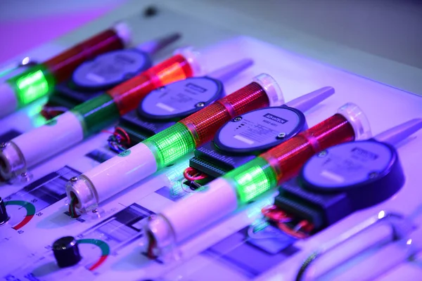 Modern endüstriyel sergide elektrikli ekipmanlar