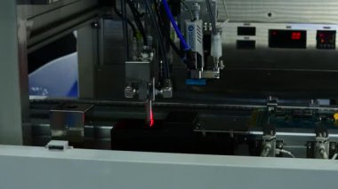 Otomatik cnc makinesi çalışıyor