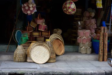 Marketrattan sepet. Rattan ya da bambu el sanatları el doğal hasır sepet yaptı demiştin hani. Sepeti hasır Tay el yapımı olduğunu. dokuma bambu olduğunu doku arka plan ve tasarım için. Geleneksel Tay dokuma hasır doku