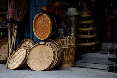Marketrattan sepet. Rattan ya da bambu el sanatları el doğal hasır sepet yaptı demiştin hani. Sepeti hasır Tay el yapımı olduğunu. dokuma bambu olduğunu doku arka plan ve tasarım için. Geleneksel Tay dokuma hasır doku