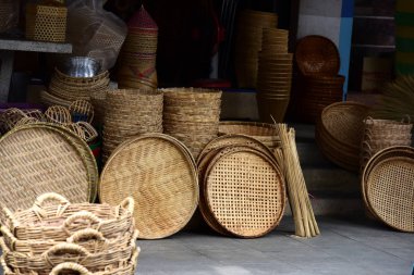 Marketrattan sepet. Rattan ya da bambu el sanatları el doğal hasır sepet yaptı demiştin hani. Sepeti hasır Tay el yapımı olduğunu. dokuma bambu olduğunu doku arka plan ve tasarım için. Geleneksel Tay dokuma hasır doku