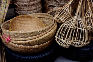 Marketrattan sepet. Rattan ya da bambu el sanatları el doğal hasır sepet yaptı demiştin hani. Sepeti hasır Tay el yapımı olduğunu. dokuma bambu olduğunu doku arka plan ve tasarım için. Geleneksel Tay dokuma hasır doku