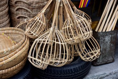 Marketrattan sepet. Rattan ya da bambu el sanatları el doğal hasır sepet yaptı demiştin hani. Sepeti hasır Tay el yapımı olduğunu. dokuma bambu olduğunu doku arka plan ve tasarım için. Geleneksel Tay dokuma hasır doku