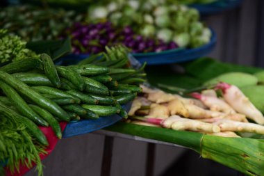 Tayland taze piyasada renkli taze sebze ve taze yiyecek.