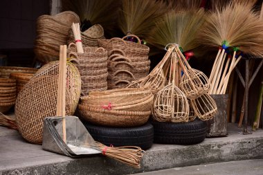 Marketrattan sepet. Rattan ya da bambu el sanatları el doğal hasır sepet yaptı demiştin hani. Sepeti hasır Tay el yapımı olduğunu. dokuma bambu olduğunu doku arka plan ve tasarım için. Geleneksel Tay dokuma hasır doku