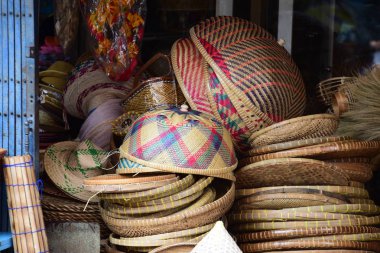 Marketrattan sepet. Rattan ya da bambu el sanatları el doğal hasır sepet yaptı demiştin hani. Sepeti hasır Tay el yapımı olduğunu. dokuma bambu olduğunu doku arka plan ve tasarım için. Geleneksel Tay dokuma hasır doku