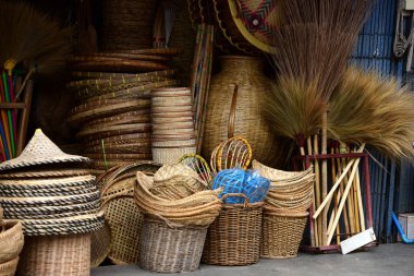 Marketrattan sepet. Rattan ya da bambu el sanatları el doğal hasır sepet yaptı demiştin hani. Sepeti hasır Tay el yapımı olduğunu. dokuma bambu olduğunu doku arka plan ve tasarım için. Geleneksel Tay dokuma hasır doku