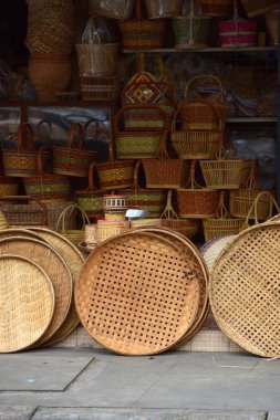 Marketrattan sepet. Rattan ya da bambu el sanatları el doğal hasır sepet yaptı demiştin hani. Sepeti hasır Tay el yapımı olduğunu. dokuma bambu olduğunu doku arka plan ve tasarım için. Geleneksel Tay dokuma hasır doku
