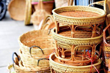 Marketrattan sepet. Rattan ya da bambu el sanatları el doğal hasır sepet yaptı demiştin hani. Sepeti hasır Tay el yapımı olduğunu. dokuma bambu olduğunu doku arka plan ve tasarım için. Geleneksel Tay dokuma hasır doku