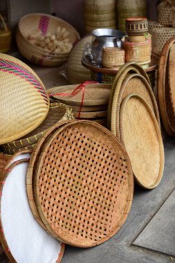 Hasır pazarlama sepeti. Rattan ya da bambu el işi. Doğal saman sepetinden yapılmış. Sepet hasır hasır Tayland el yapımı. arkaplan ve tasarım için dokuma bambu dokusudur..