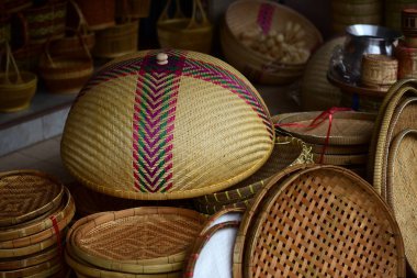 Marketrattan sepet. Rattan ya da bambu el sanatları el doğal hasır sepet yaptı demiştin hani. Sepeti hasır Tay el yapımı olduğunu. dokuma bambu olduğunu doku arka plan ve tasarım için. Geleneksel Tay dokuma hasır doku