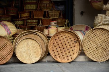 Marketrattan sepet. Rattan ya da bambu el sanatları el doğal hasır sepet yaptı demiştin hani. Sepeti hasır Tay el yapımı olduğunu. dokuma bambu olduğunu doku arka plan ve tasarım için. Geleneksel Tay dokuma hasır doku